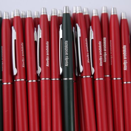 pildspalvas ar gravējumu